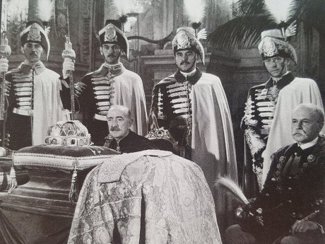 A Szentkorona-tan szerepe a közjogban - 40 éve tért haza államiságunk jelképe